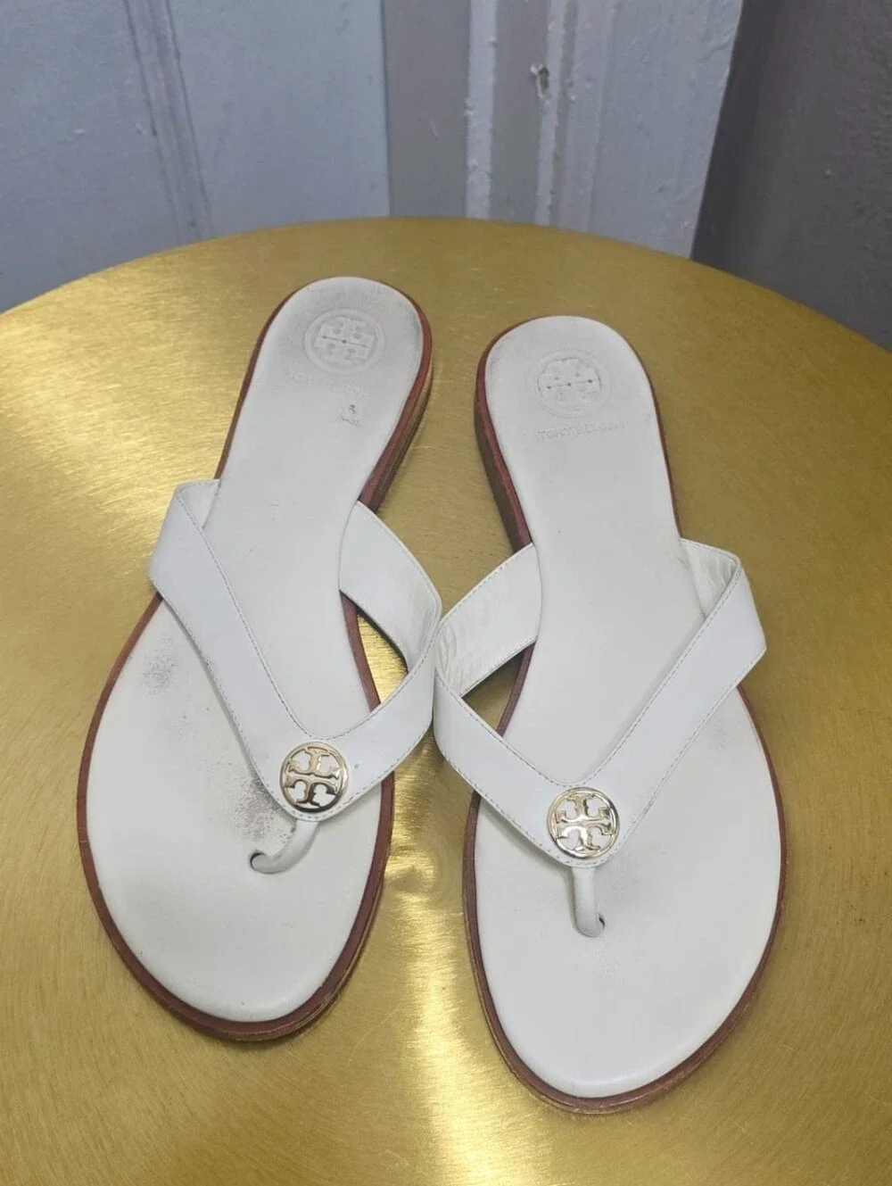 Tory Burch Benton Sandals White Leather Signature Gold-tone Medallion Sz 9M